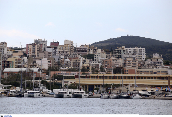 Κρουαζιερόπλοιο προσέκρουσε σε προβλήτα στο Λαύριο