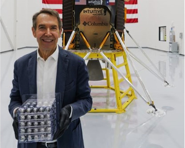 Ο Jeff Koons γράφει ιστορία με το γλυπτό του στο φεγγάρι