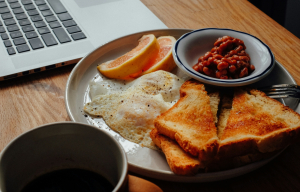 4 τροφές για το πρωινό με περισσότερη πρωτεΐνη από ένα αυγό