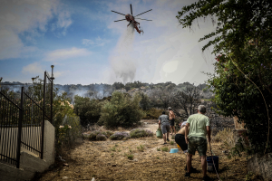 Σε ύφεση η φωτιά στη Λούτσα: Ενισχύθηκαν οι δυνάμεις της Πυροσβεστικής, «υποψίες» λόγω πολλών εστιών