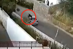 Σοκαριστικό βίντεο: Η στιγμή που αυτοκίνητο «θερίζει» οδηγό μηχανής