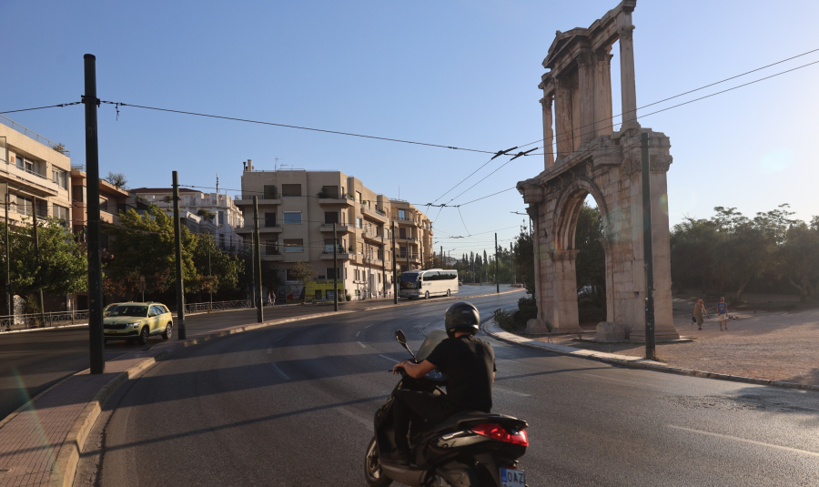 Πόλη «φάντασμα» η Αθήνα τον Δεκαπενταύγουστο: Εικόνες από την άδεια πρωτεύουσα - Την «κατέκτησαν» οι τουρίστες