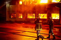 Φωτιά τώρα στο Κορωπί: Στις φλόγες οι αποθήκες των φούρνων Απολλώνιον