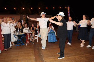 Γιάννης Πάριος: Το θαλασσινό γλέντι του στην Αθηναϊκή Ριβιέρα σε φωτογραφίες