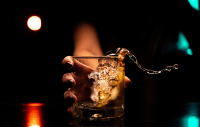 Μια «συνταγή» για το hangover και πώς να περιορίσουμε τις συνέπειες του αλκοόλ