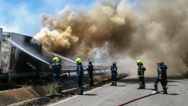 Φωτιά σε νταλίκα στην Εθνική Οδό Θεσσαλονίκης-Μουδανίων (Εικόνες και Βίντεο)