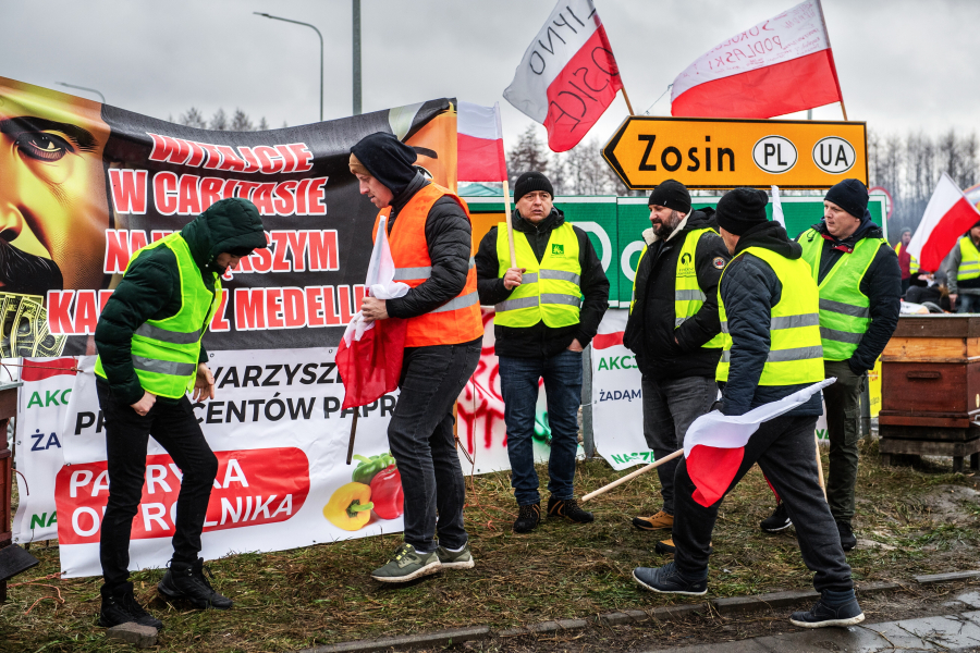 Με 137 δισ. ευρώ η Ούρσουλα φον ντερ Λάιεν «διαλύει» τα αγροτικά μπλόκα στην Πολωνία