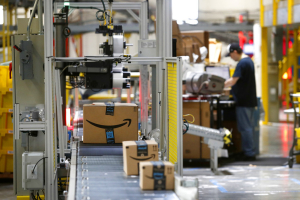 Make Amazon Pay: Απεργίες και διαδηλώσεις σε πάνω από 30 χώρες τη Black Friday
