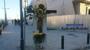 Χαλκιδική: Έβγαλαν τον Εσταυρωμένο στην πλατεία για προσκύνημα (pic)