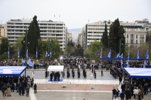 Συνθήματα στην παρέλαση: Οι κορώνες του Πλεύρη, η σιωπή της Κωνσταντοπούλου