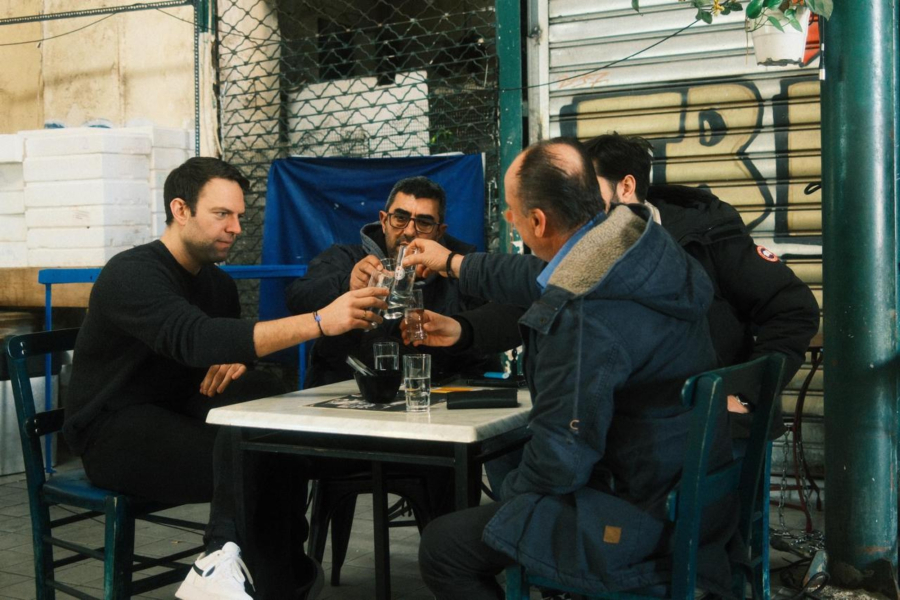 Επίσκεψη Κασσελάκη στη Βαρβάκειο Αγορά: Tον κέρασαν τσίπουρα και μεζέδες