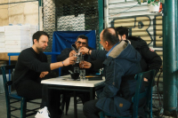 Επίσκεψη Κασσελάκη στη Βαρβάκειο Αγορά: Tον κέρασαν τσίπουρα και μεζέδες