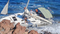 Νίσυρος: Ιστιοφόρο προσάραξε στα βράχια κοντά στο λιμάνι - Απομακρύνθηκαν 5 επιβαίνοντες (Βίντεο)