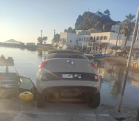 Πάτμος: Αυτοκίνητο «βούτηξε» στη θάλασσα - Σώες οι επιβάτιδες (εικόνα)