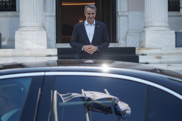 «Σωματοφύλακες» του Μαξίμου VS «γαλάζιων» υπουργών και βουλευτών που ασκούν κριτική