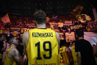 Με ψηλά το κεφάλι παρά τον αποκλεισμό: Η ΑΕΚ αποθεώθηκε από τον κόσμο της! (video)