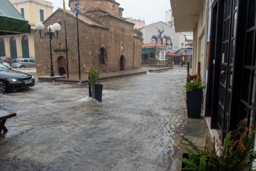 Κακοκαιρία «Bogdan»: Σε ποτάμια μετατράπηκαν οι δρόμοι της Καλαμάτας (βίντεο)