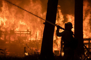 Πύρινη κόλαση στο Λος Άντζελες: Ένας νεκρός - καίγονται κτίρια - απομακρύνονται χιλιάδες κάτοικοι (pics &amp; vid)