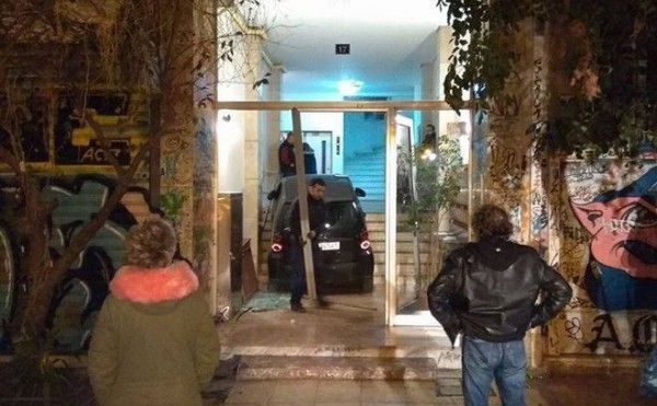 Κλεμμένο ΙΧ αυτοκίνητο εισέβαλε σε … πολυκατοικία στα Εξάρχεια