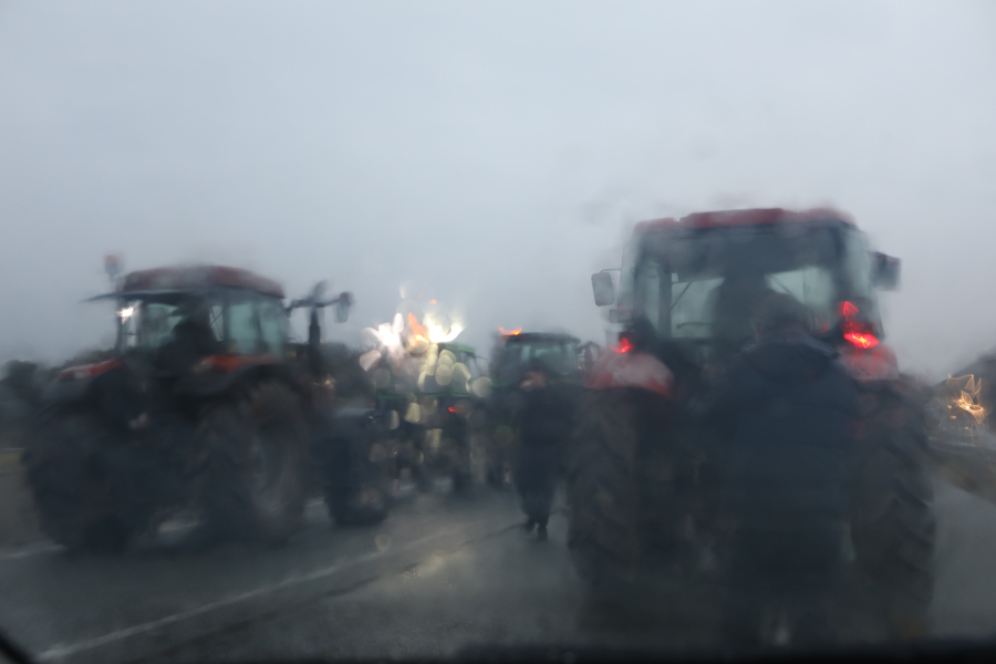 Αγροτικά μπλόκα: Έκλεισε το τελωνείο των Ευζώνων στα σύνορα της Ελλάδας με τη Βόρεια Μακεδονία