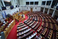 Στη Βουλή ο νέος Κώδικας Αυτοδιοίκησης – Αντιδράσεις για το νέο σύστημα των αυτοδιοικητικών εκλογών (live)