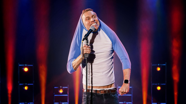 Russell Howard στο Dnews: «Όταν περιηγείσαι στο Βρετανικό Μουσείο βλέπεις όλα αυτά που έχουμε κλέψει»