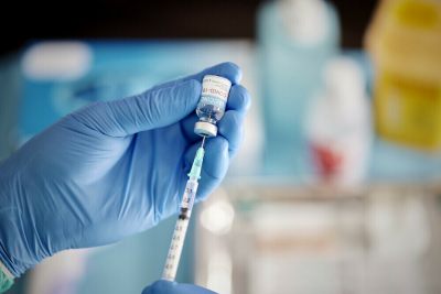 Μετάλλαξη Όμικρον: Τα συμπτώματα που «χτυπούν» τους εμβολιασμένους και τους ανεμβολίαστους
