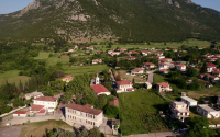 Το χωριό της Φωκίδας που μοιάζει με πίνακα ζωγραφικής