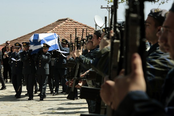 Η Ελλάδα αποχαιρέτησε τον σμηναγό Γιώργο Μπαλταδώρο - Το στερνό αντίο των παιδιών του [pics&vids]