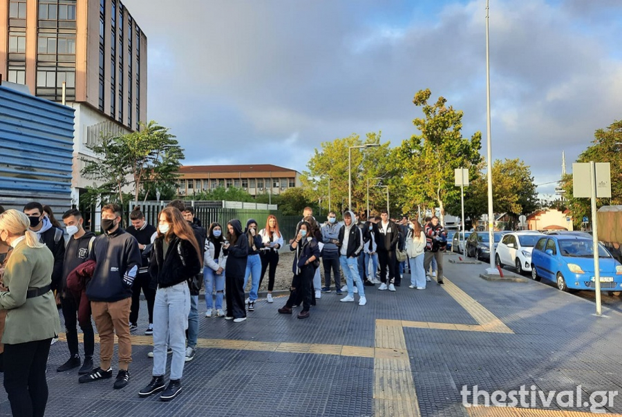 Επιστροφή στα Πανεπιστήμια: Ουρές για τα πιστοποιητικά έξω από το ΠΑΜΑΚ (εικόνες, βίντεο)