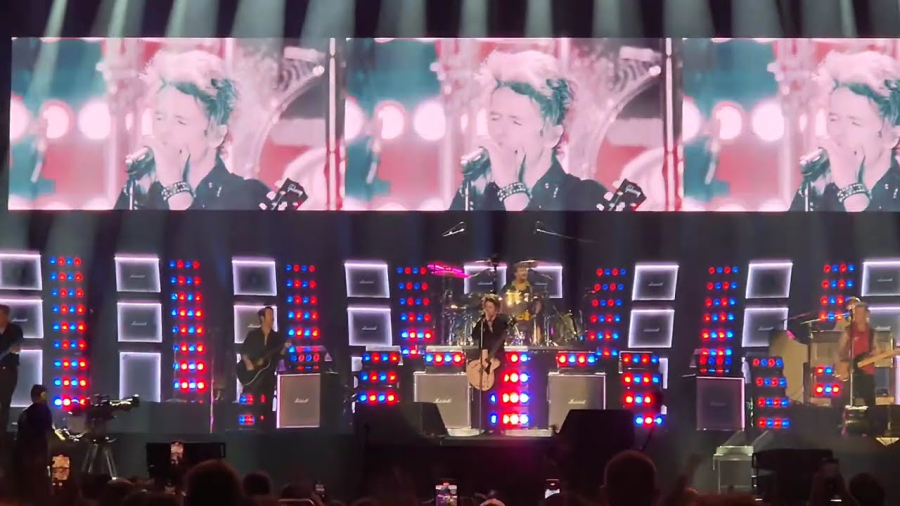 Green Day για πρώτη φορά στην Ελλάδα: Η ελληνική σημαία, η φαν που ανέβηκε στη σκηνή και ο Ozzy