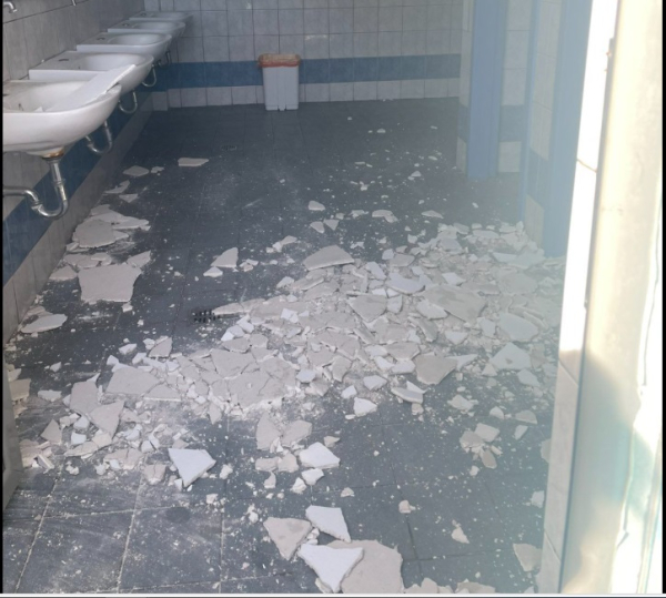 Πτώση σοβάδων στο 1ο Δημοτικό Παλαιού Φαλήρου: Το ξέσπασμα μαμάς μαθητή (εικόνα)