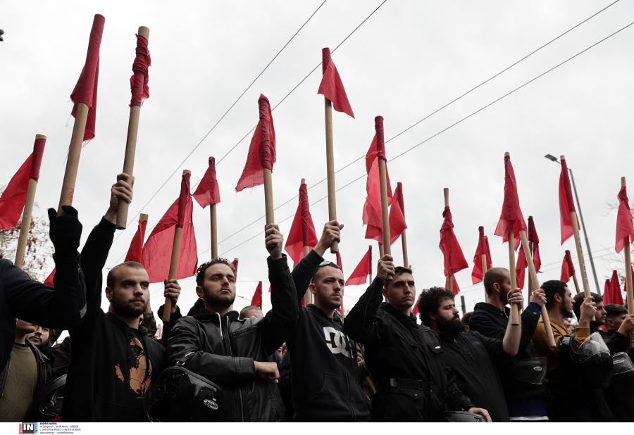 Επέτειος Πολυτεχνείου: Στην πρεσβεία των ΗΠΑ οι πρώτοι διαδηλωτές, βόμβες μολότοφ στην πλατεία Κλαυθμώνος