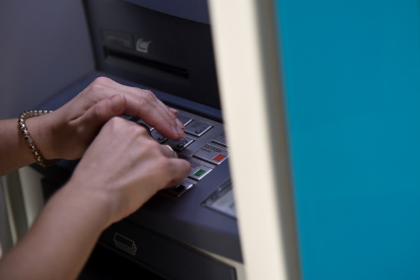 ΟΠΕΚΑ: Ξεκίνησε η πληρωμή στα ATM για ΚΕΑ και επίδομα παιδιού