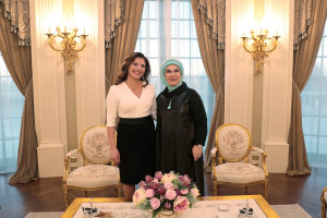 Μπέτυ Μπαζιάνα και Εμινέ Ερντογάν πίνουν τσάι στο Προεδρικό Μέγαρο (pic)