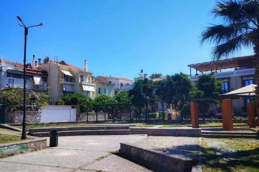 Μυτιλήνη: Την χτυπούσε σε πάρκο ενώ κρατούσε αγκαλιά το παιδί τους