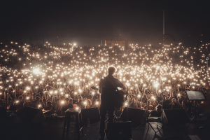 Μίλτος Πασχαλίδης και Λίνα Νικολακοπούλου σε μια διαφορετική συζήτηση στο σκοτάδι