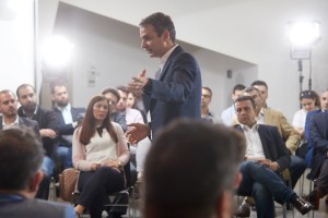 Μητσοτάκης: Ψηφίζουν αδίστακτα μνημόνιο 4, με 5 δισ. νέα μέτρα