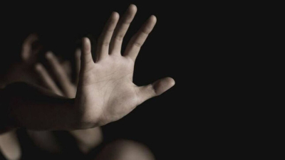 «Ξύπνησα με φρικτούς πόνους, είδα 4 προφυλακτικά στο πάτωμα»: Σοκ με ομαδικό βιασμό 16χρονης (Βίντεο)
