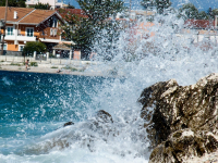 Ρόδος: Τα κύματα έριξαν πενταμελή οικογένεια από ταχύπλοο, σοβαρά τραυματισμένοι στα πόδια οι γονείς