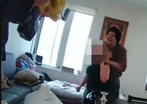 ΗΠΑ: Καρέ - καρέ η στιγμή που αστυνομικός πυροβολεί δράστη εν ψυχρώ