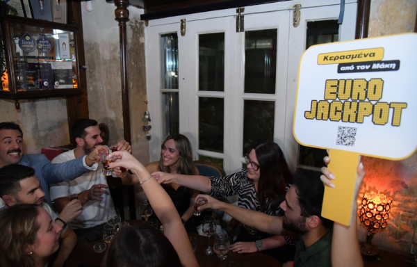 Νέα εξόρμηση του Μάκη στη νυχτερινή Αθήνα - Σε ποια μαγαζιά πήγε και κέρασε τους θαμώνες φαγητό και ποτό