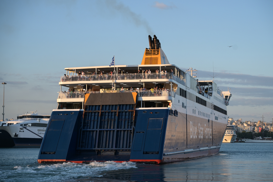 Γεμάτα τα πλοία στα λιμάνια - Φεύγουν οι αδειούχοι του Αυγούστου