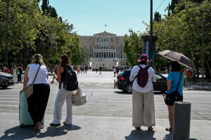 Τουρισμός: Αυξημένες αφίξεις, μειωμένες διανυκτερεύσεις και στασιμότητα εσόδων
