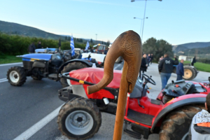 «Δεν φεύγουμε από εδώ»: Συνεχίζουν στα μπλόκα οι αγρότες και τις γιορτές - Δεν θα εμποδίσουν τους εκδρομείς