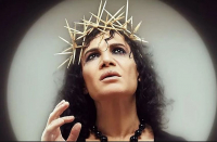 Επτά ιερείς μηνύουν τον Παντελή Καναράκη για την φωτογράφισή του ως Ιησούς Χριστός