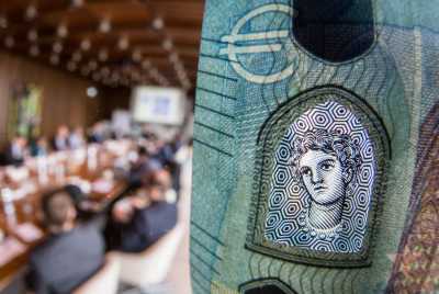 Νέες μειώσεις μισθών προβλέπει η ΤτΕ