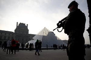 Περίπου 100.000 μέλη των υπηρεσιών ασφαλείας σε επιφυλακή για το διήμερο των Χριστουγέννων στη Γαλλία