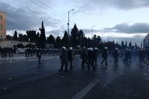 Αστυνομικός σε διαδηλωτή: 100 ευρουλάκια θα πάρω σήμερα, για μια ώρα (Βίντεο)