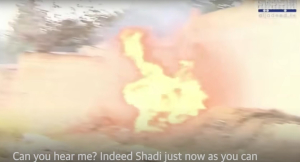 Η συγκλονιστική στιγμή που ρουκέτα σκάει σε απόσταση αναπνοής από δημοσιογράφo σε live μετάδοση